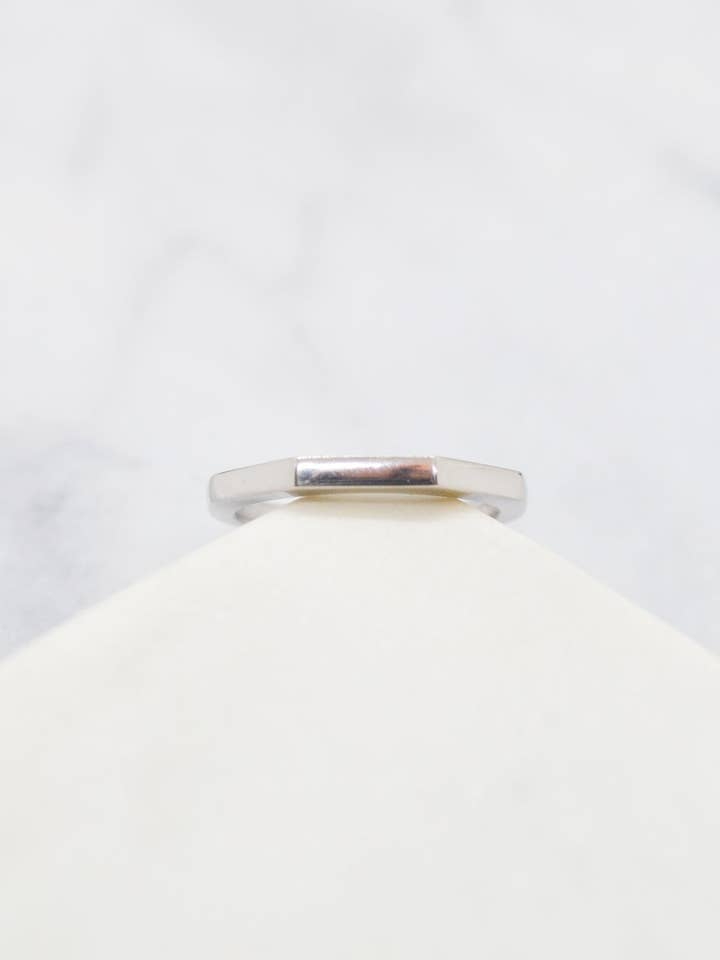 Bague à tige facettée plaquée rhodium blanc de la collection James pour la vente par Willa James