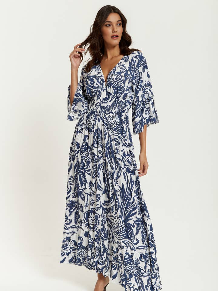 Maxi-jurk met oversized V-hals en gedetailleerde bloemenprint in marineblauw en wit. voor wholesale door Hoxton Gal