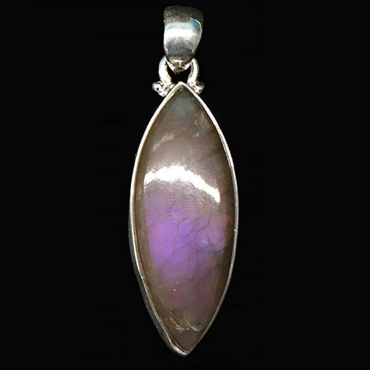 Purple labradorite pendant Madagascar AA+ silver 925 for wholesale by La Boîte à Cailloux
