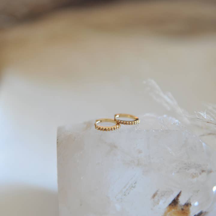 Grace Huggie Hoops por atacado de Oh So Lovely