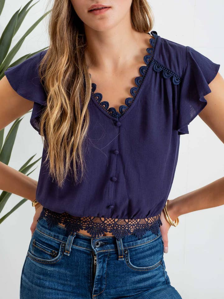 TOP CURTO DE MANGA CURTA COM ACABAMENTO EM RENDA VIEIRA COM ACABAMENTO NAS COSTAS por atacado de Blu Pepper