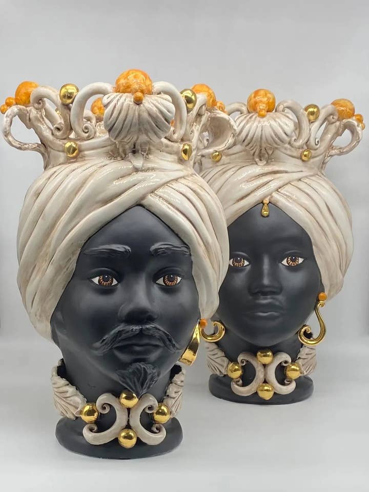 Diana Moor's hoofden Caltagirone keramiek cm H.40 L.25 Ambachtelijke ecru goud oker bollen voor wholesale door DD Ceramiche Siciliane