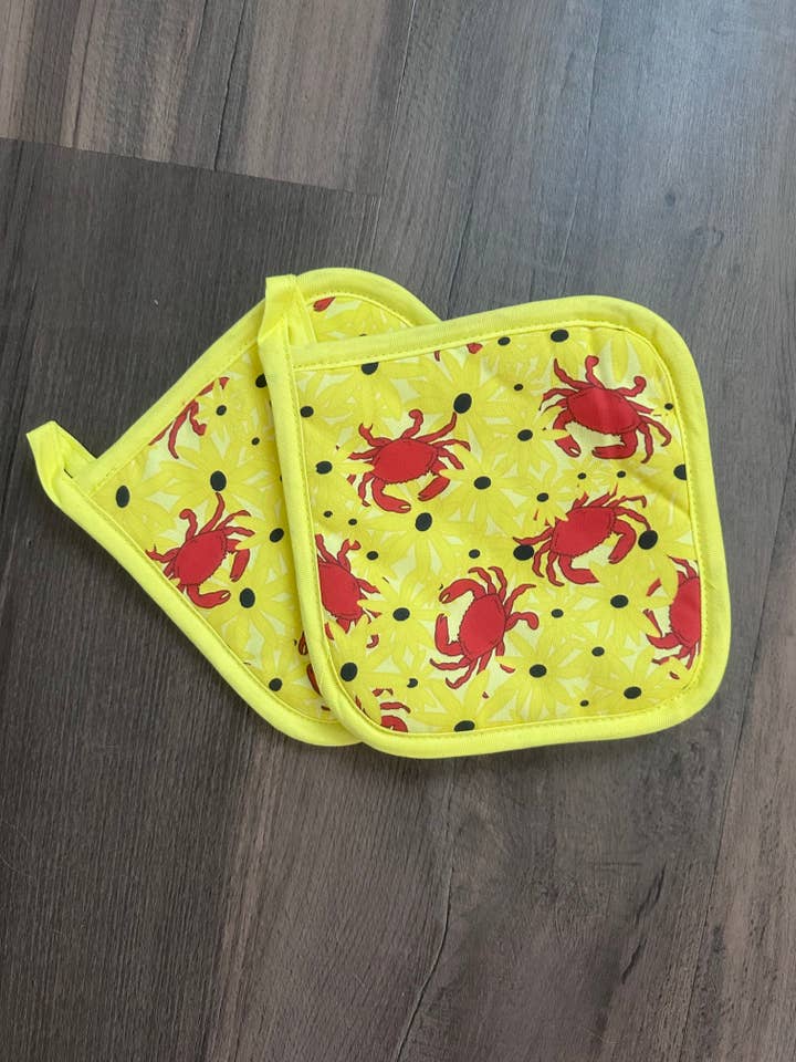 Manique de cuisine Crabs and Black Eyes Susans pour la vente par the letters mdn