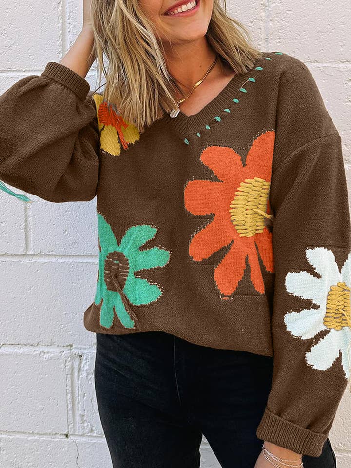 Pull à col en V et épaules tombantes à motif de grandes fleurs en forme de café pour la vente par Suhkasana