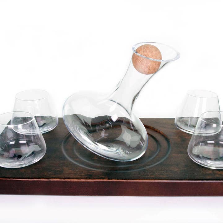 Set di decanter J.R Foursome Walnut JR e quattro bicchieri girevoli da 12oz con vassoio rifinito in noce. per la vendita all'ingrosso da parte di Swoon Living