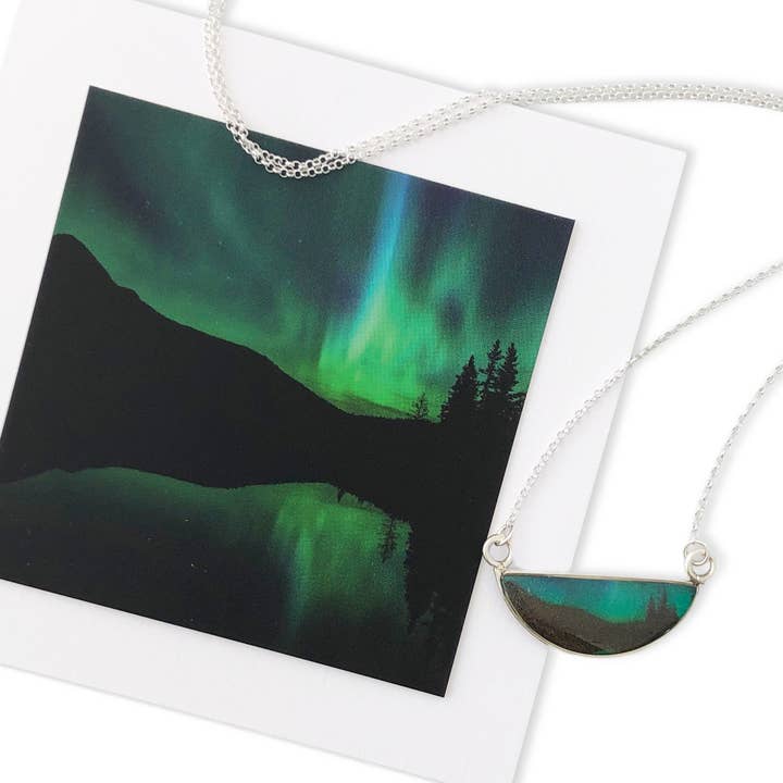 Collier en demi-cercle des aurores boréales Rise Ta Kiss The Sky pour la vente par Foterra Jewelry
