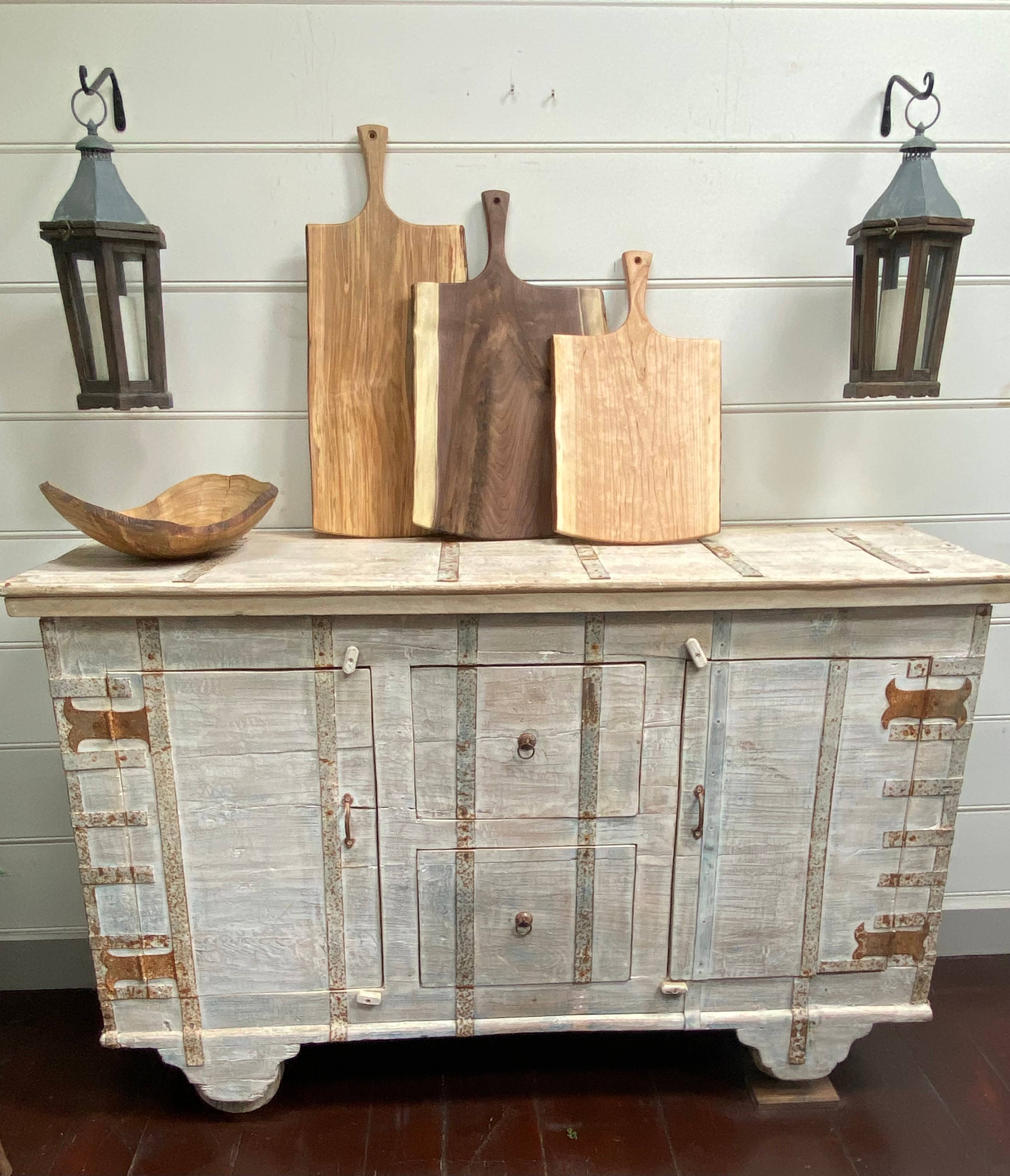 Petermans Boards and Bowls Inc. - Vente Planche à découper - PLANCHE DE SERVICE DE 24 PO EN NOYER NOIR AVEC POIGNÉE1