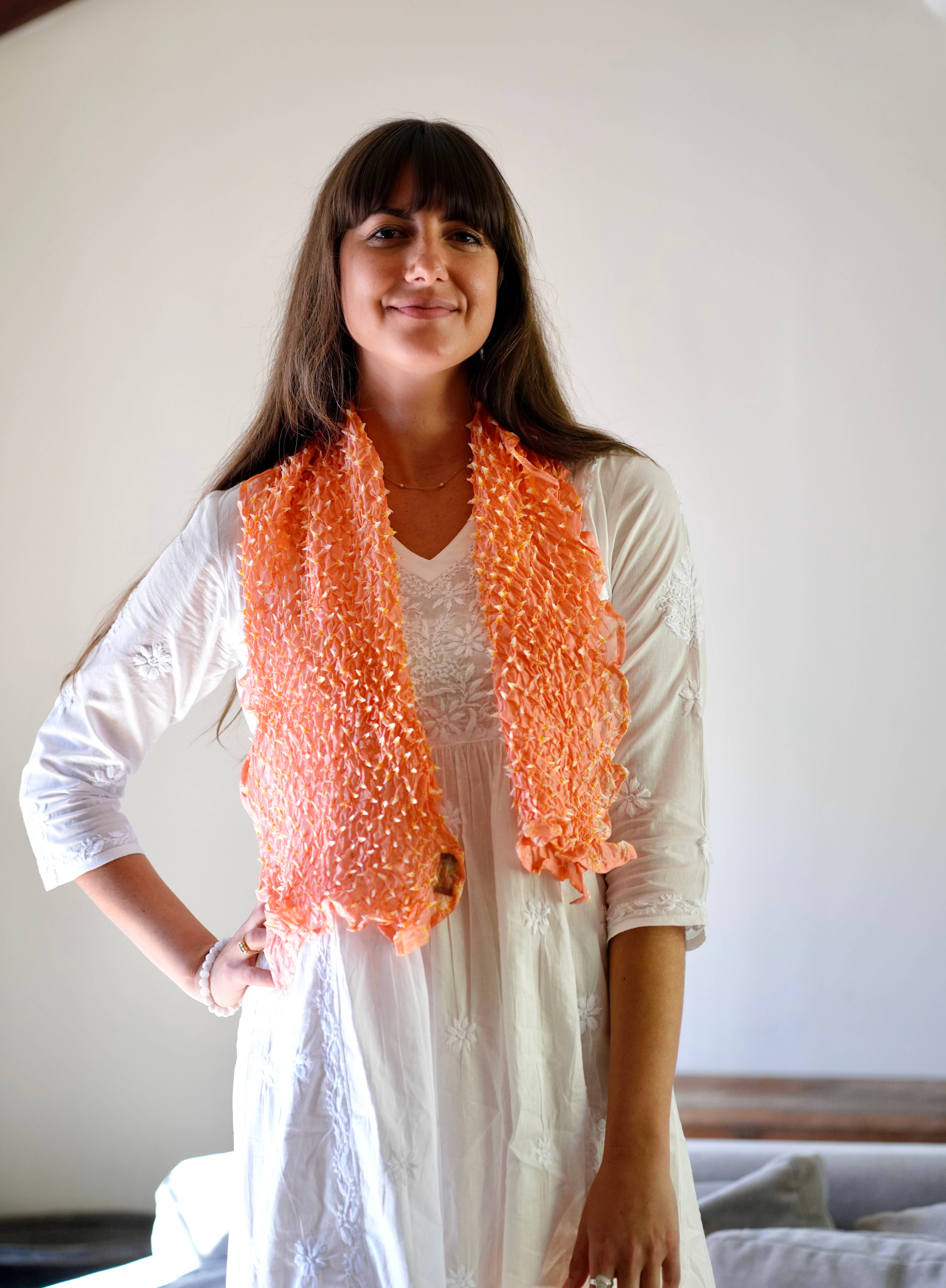 Pesca Sciarpa in seta Inaya Bandani Peach in vendita all'ingrosso su Faire1