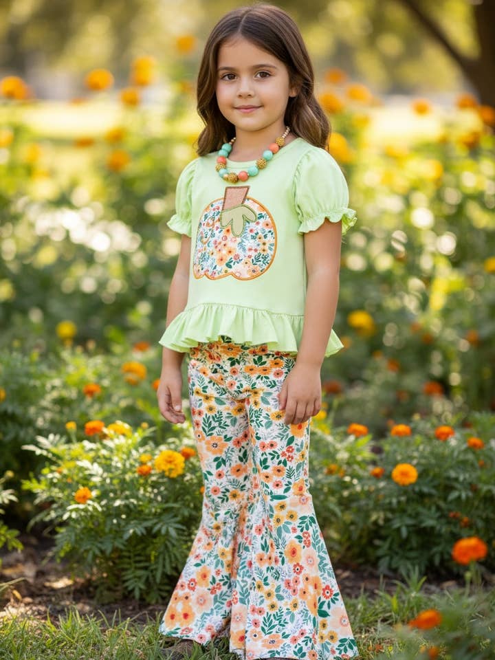 Haut à application de citrouille florale et pantalons évasés. pour la vente par Kids Charm Online