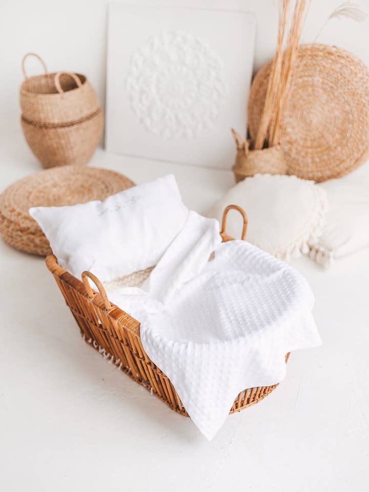 Weiße Decke für Neugeborene aus Leinen und Minky Fleece, Handstickerei für den Großhandel von Matrinna