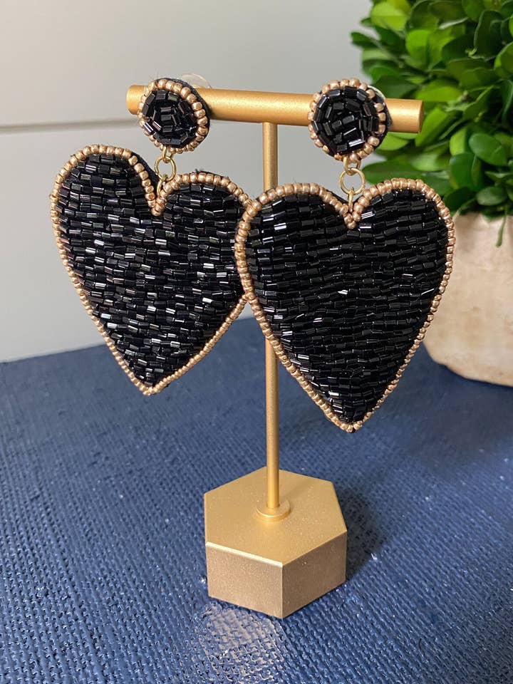 Orecchini a cuore con perline nere con accenti dorati per la vendita all'ingrosso da parte di Brookhaven Baubles