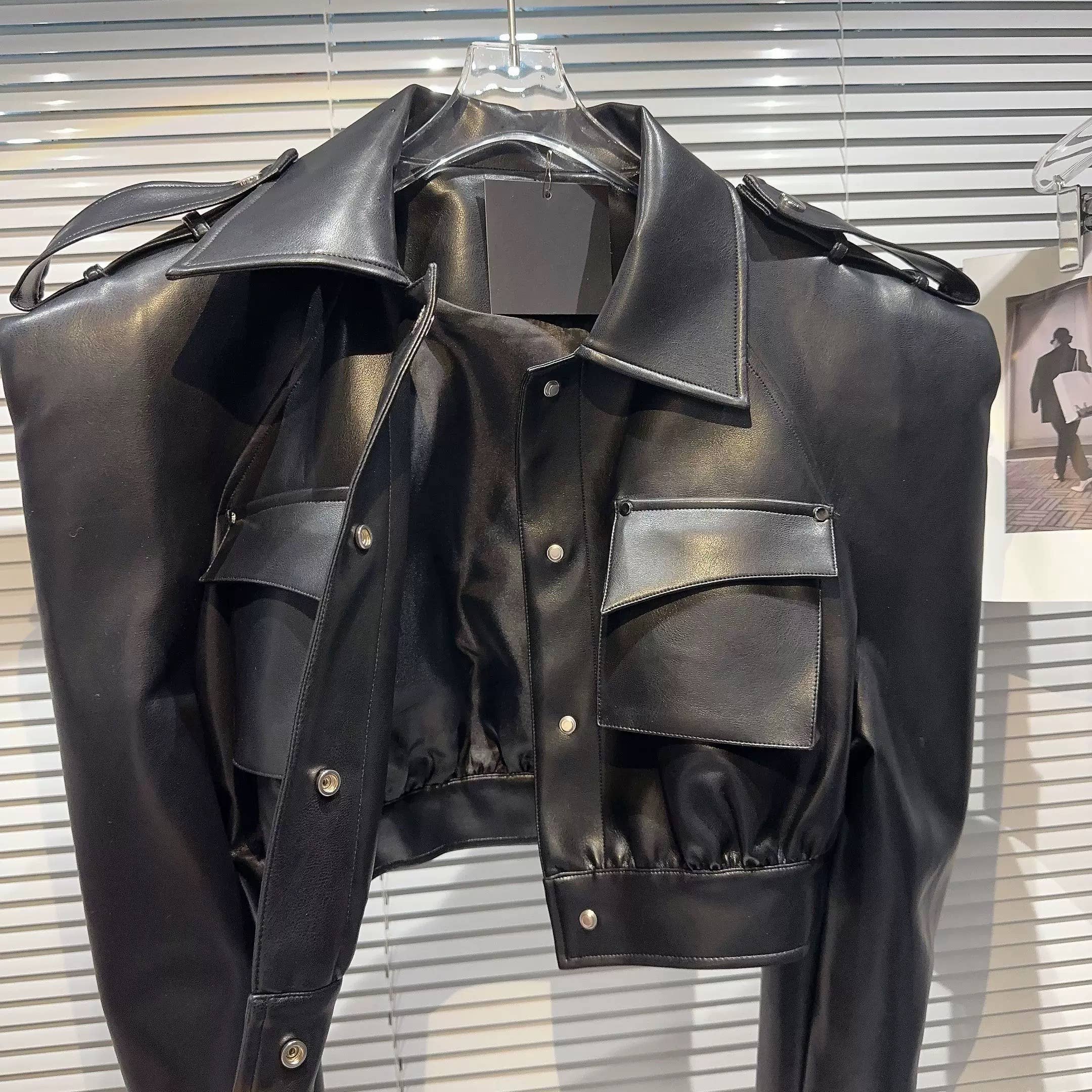 Productseeker – Casaco de couro - Mulher por atacado – JK194Casaco de Estilo Outono com Ombreiras em Pele Sintética4