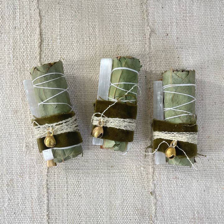 Lot d'eucalyptus Joy Brass Bell pour la vente par Catherine Rising