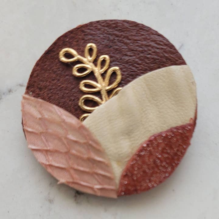 Broche de folhagem delicada natural e banhado a ouro por atacado de Onëhj