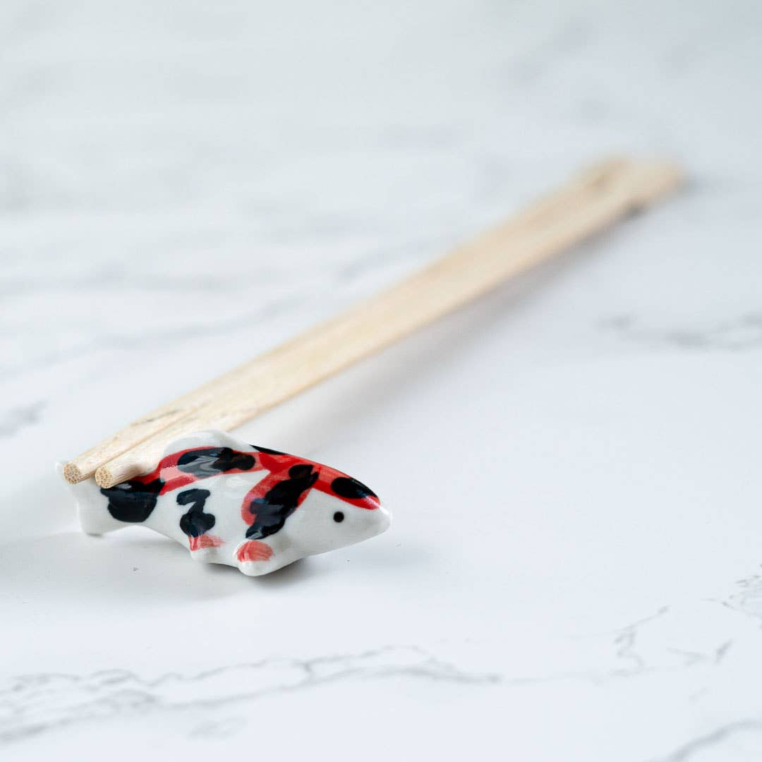 Urban Tokyo - Vendita all'ingrosso Poggiamestolo - Appoggia bacchette in porcellana a forma di pesce Koi giapponese 2"L Sanke (12/288)4