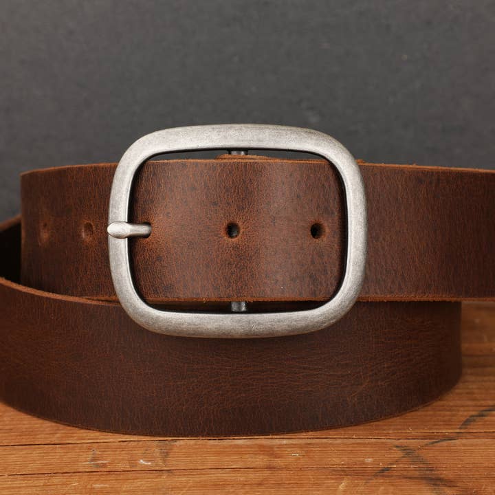 Dunkelbrauner Gürtel aus Vollnarbenleder mit antiker silberner Schnalle für den Großhandel von Regan Flegan