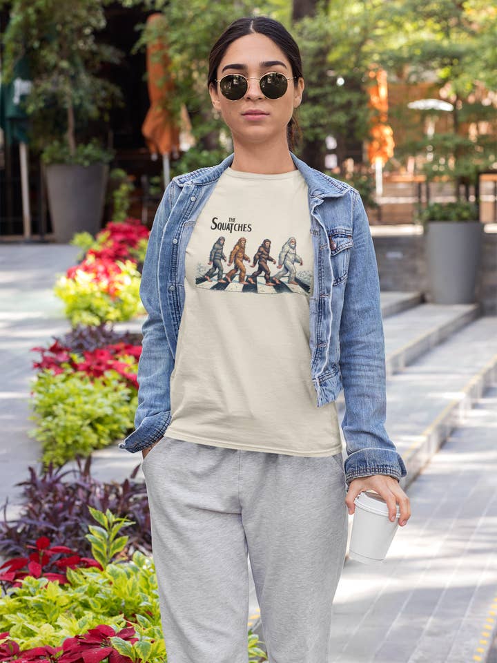 Squatchin’ Country - Vendita all'ingrosso Maglietta stampata - Uomo - T-shirt The Squatches (verde menta o marrone chiaro)1