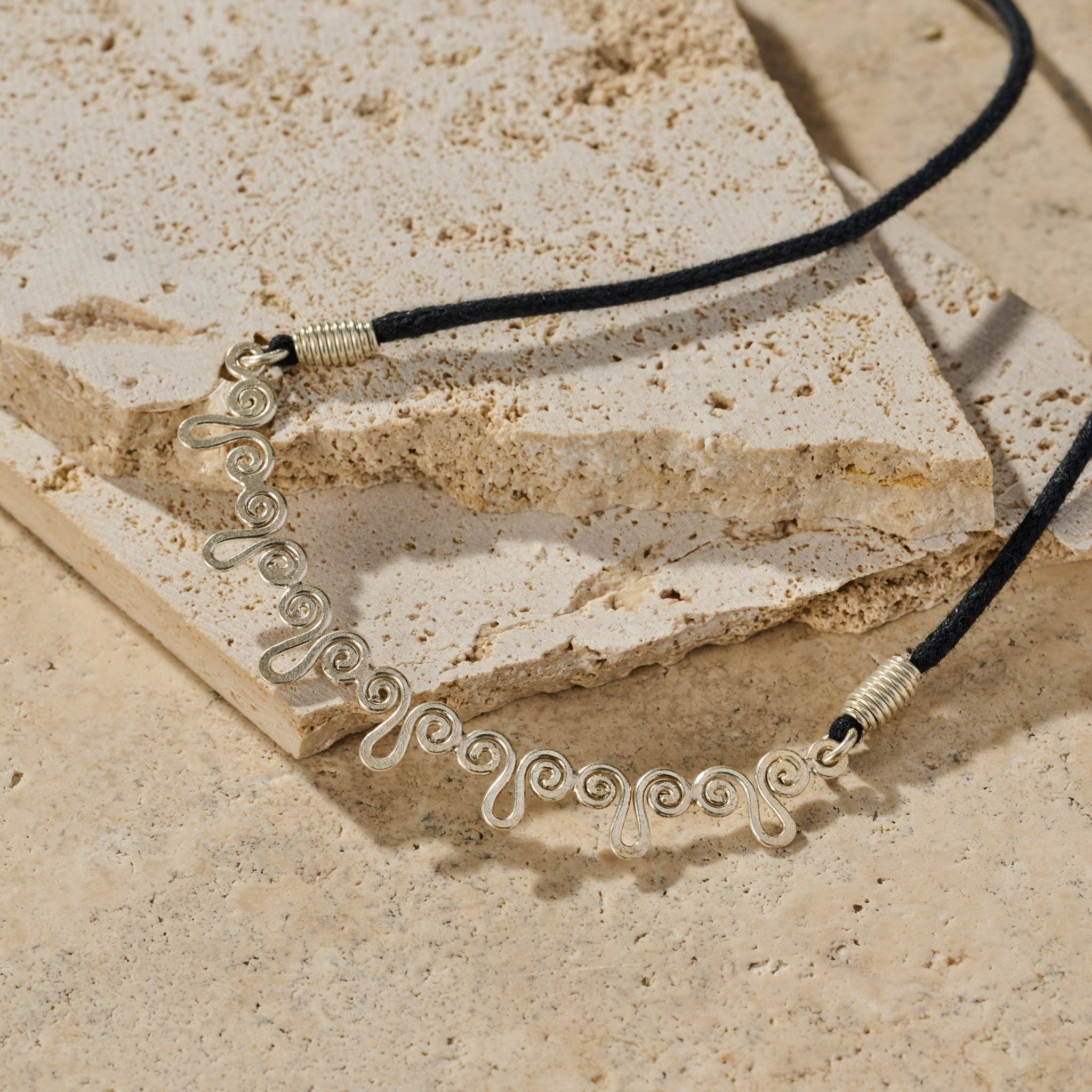 Ten Thousand Villages - Vente Collier maille et chaîne - Collier en métal torsadé Kitanzi1