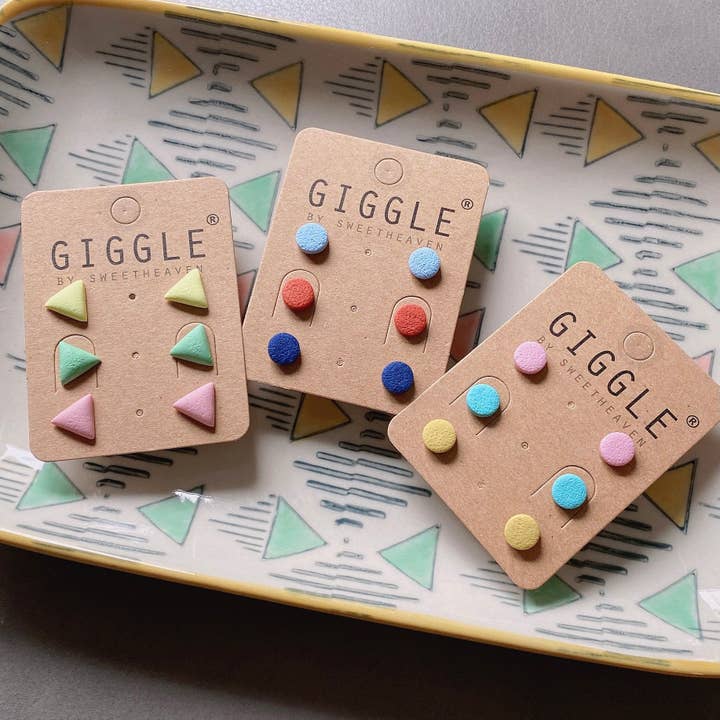 Packs de clous en pâte polymère faits à la main | Boucles d'oreilles en pâte polymère | Clous géométriques triangulaires ronds | Clous délicats et légers | Mini clous minimalistes en argile pour la vente par Giggle with Love