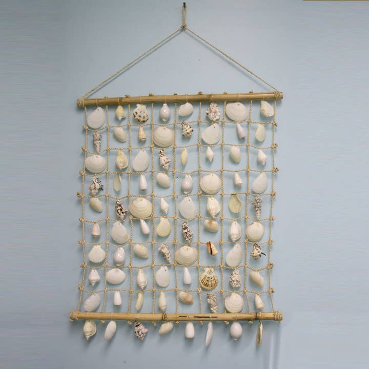 Rideau en coquillage blanc assorti pour la vente par Modern Coastal by Contrast Inc.