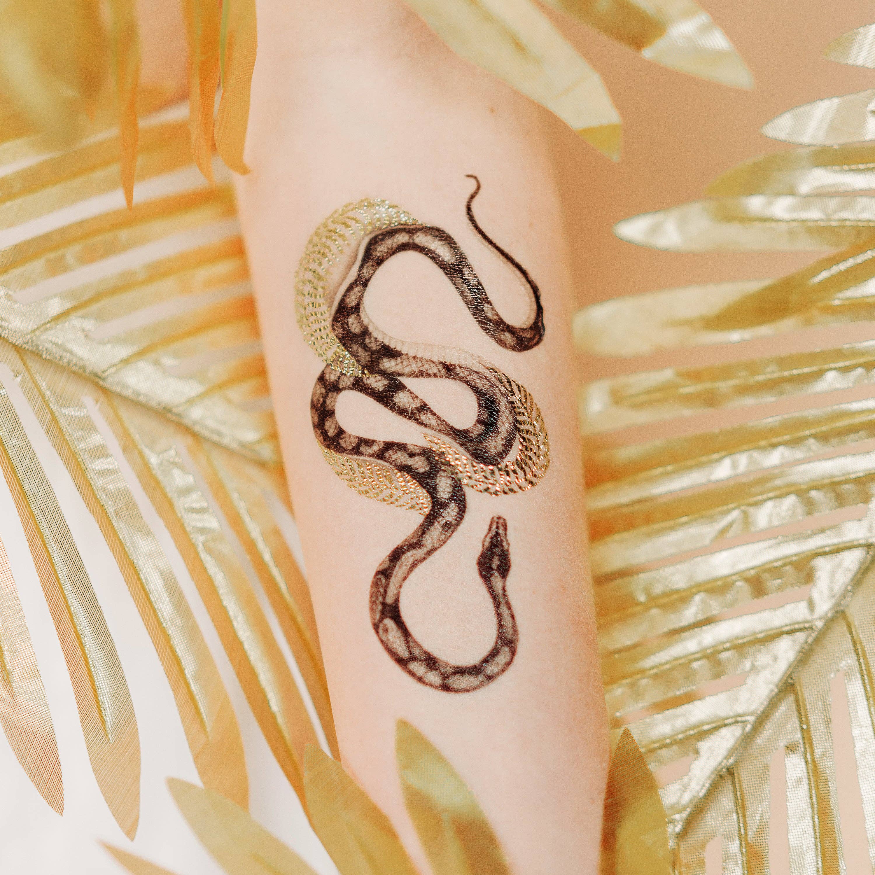 Tattly - Vente Tatouages temporaires - Paire de tatouages en forme de serpent chatoyant (doré)1