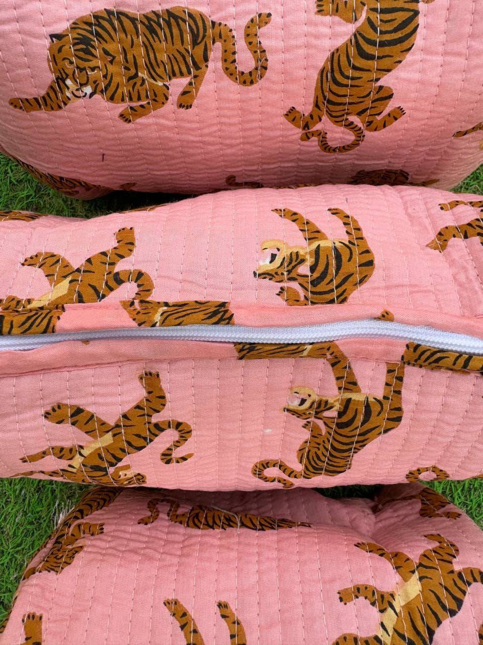 bhavnas boutique - Vente Trousses de maquillage/cosmétique - Trousse de toilette matelassée en coton rose clair avec imprimé tigre1