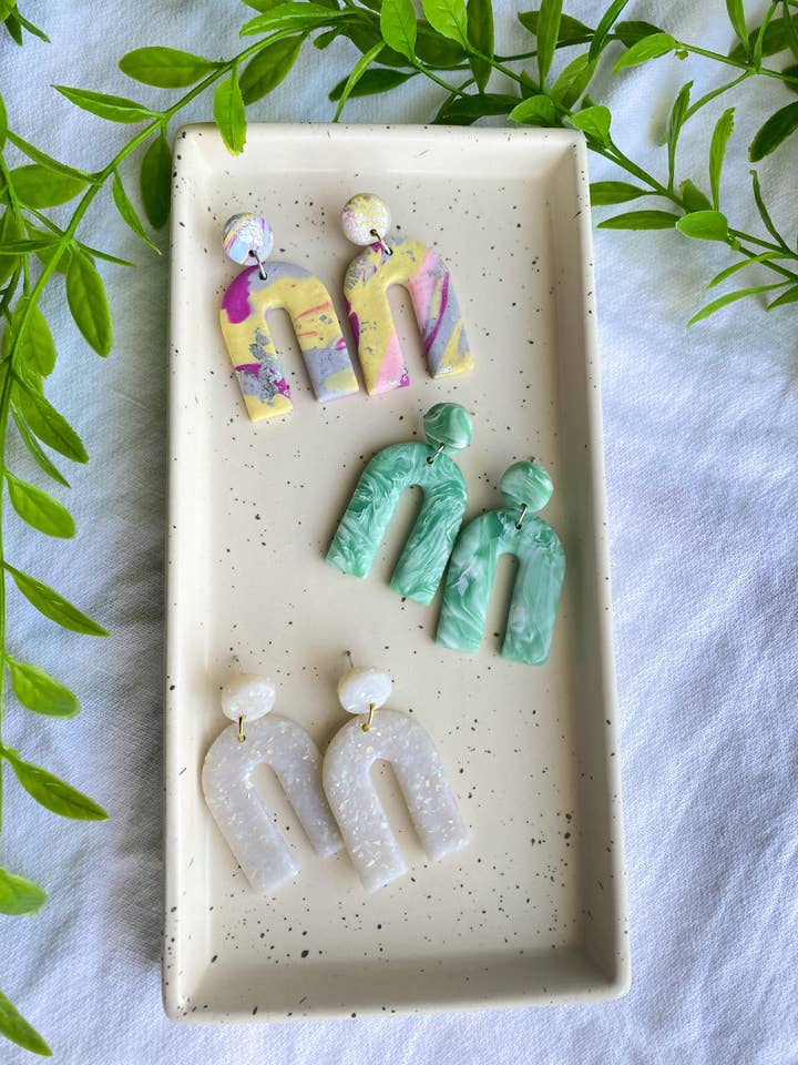 Boucles d'oreilles Chunky Arch, pendentifs en pâte polymère pour la vente par Glitter and Glow Co