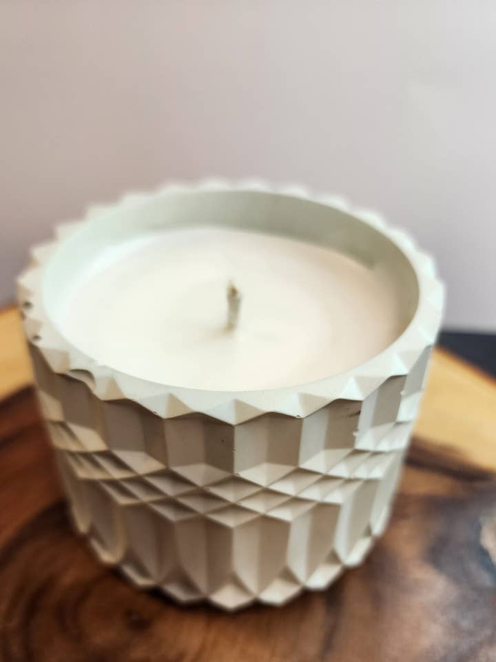 Bougie en ciment Honey Lavender Dreams pour la vente par Stone Fire Candle