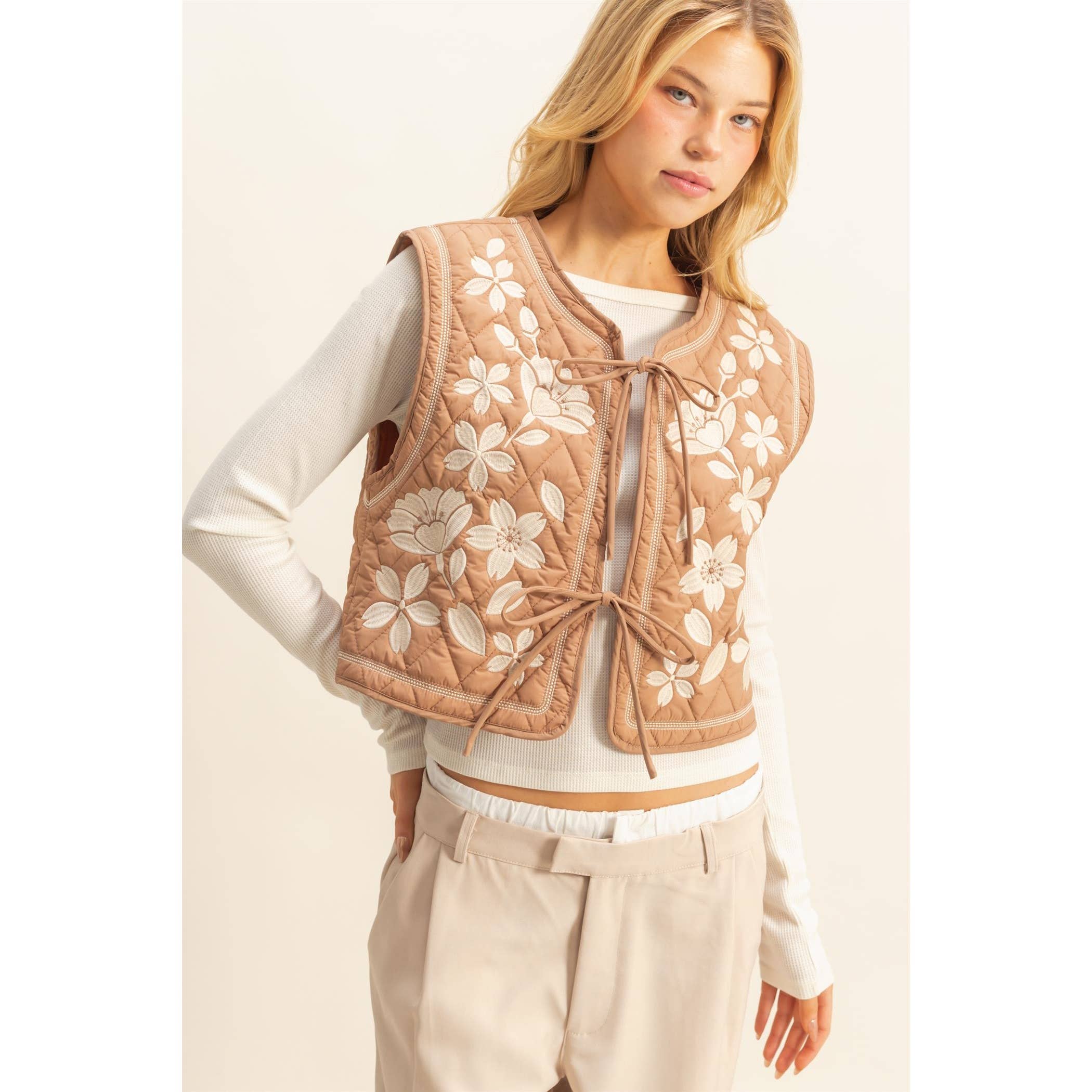 HYFVE - Vente Veste sans manches – femme - Gilet matelassé brodé de fleurs avec lien à nouer devant