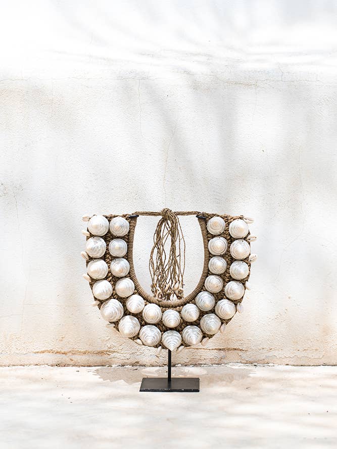 Collana Papuana in macramè terroso con conchiglie cucite in doppia fila per la vendita all'ingrosso da parte di BALIER Deco