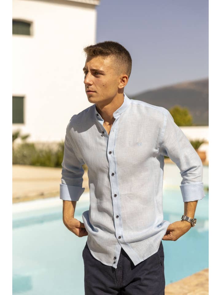 Custi Mikelo: Men's Clothing & Christmas Gifts - Wholesale Overhemd met knopen - Heren - Lichtblauw linnen overhemd Mao | Mallorca