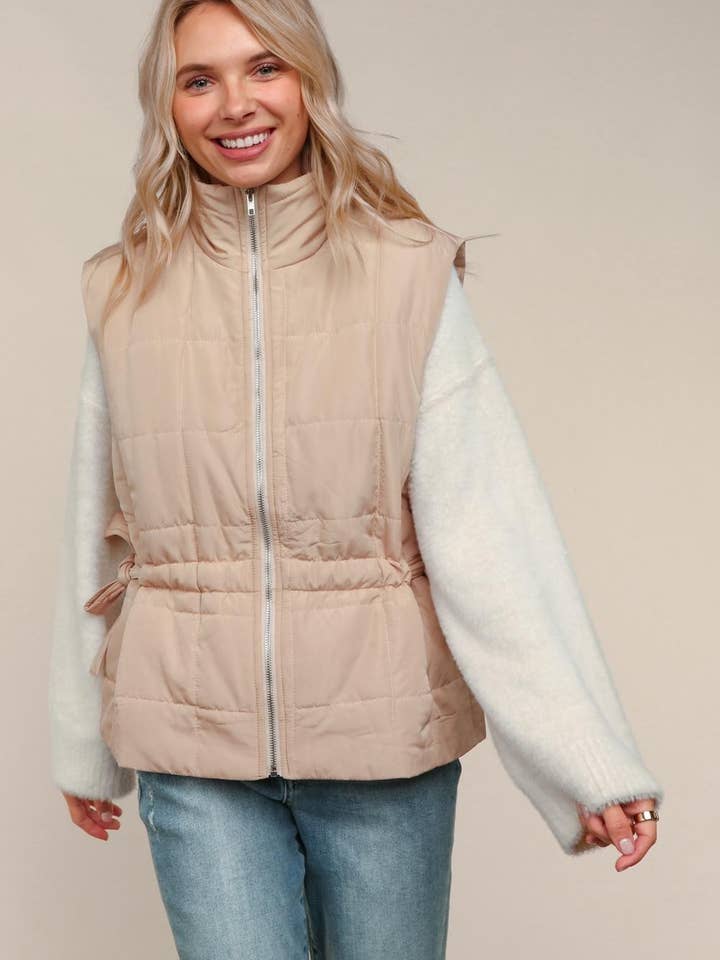 Colete Acolchoado com Fecho de Correr e Gola Alta em Bege Plus Size por atacado de Promenade