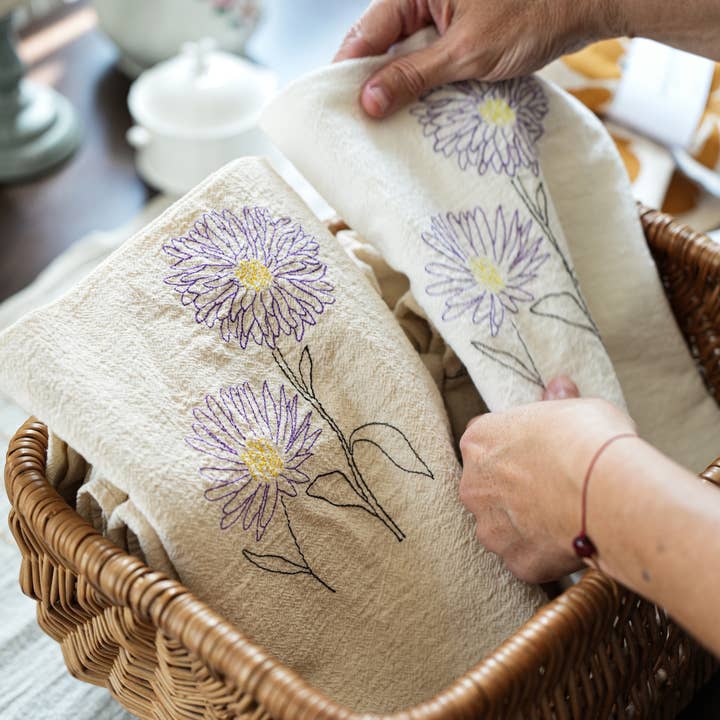 Torchon en sac de farine brodé d'asters pour la vente par Line and Nest