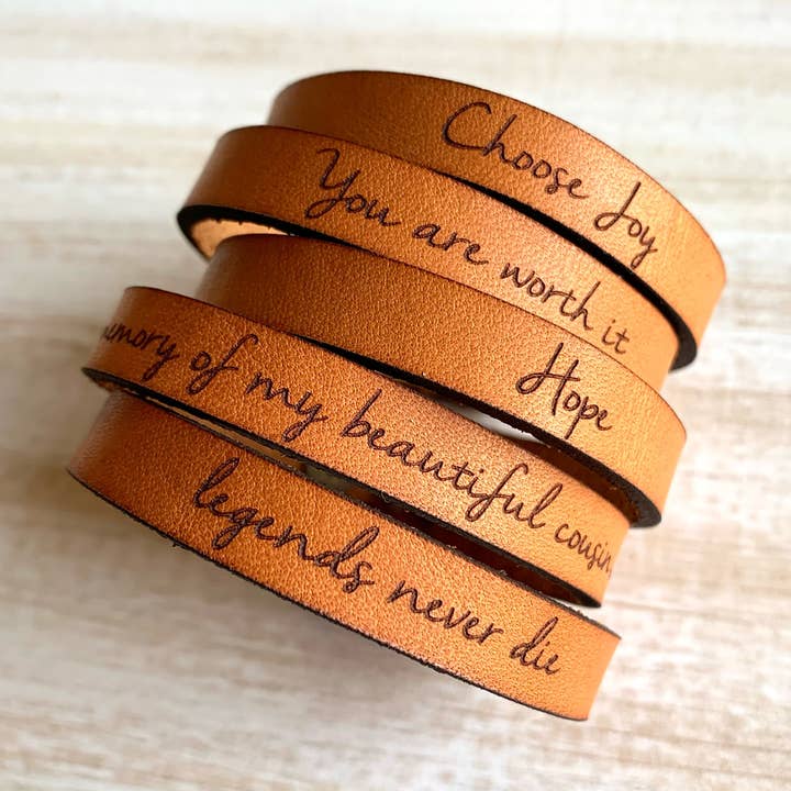 Dunne leerarmband met eigen tekstgravure voor wholesale door New Market Farmhouse