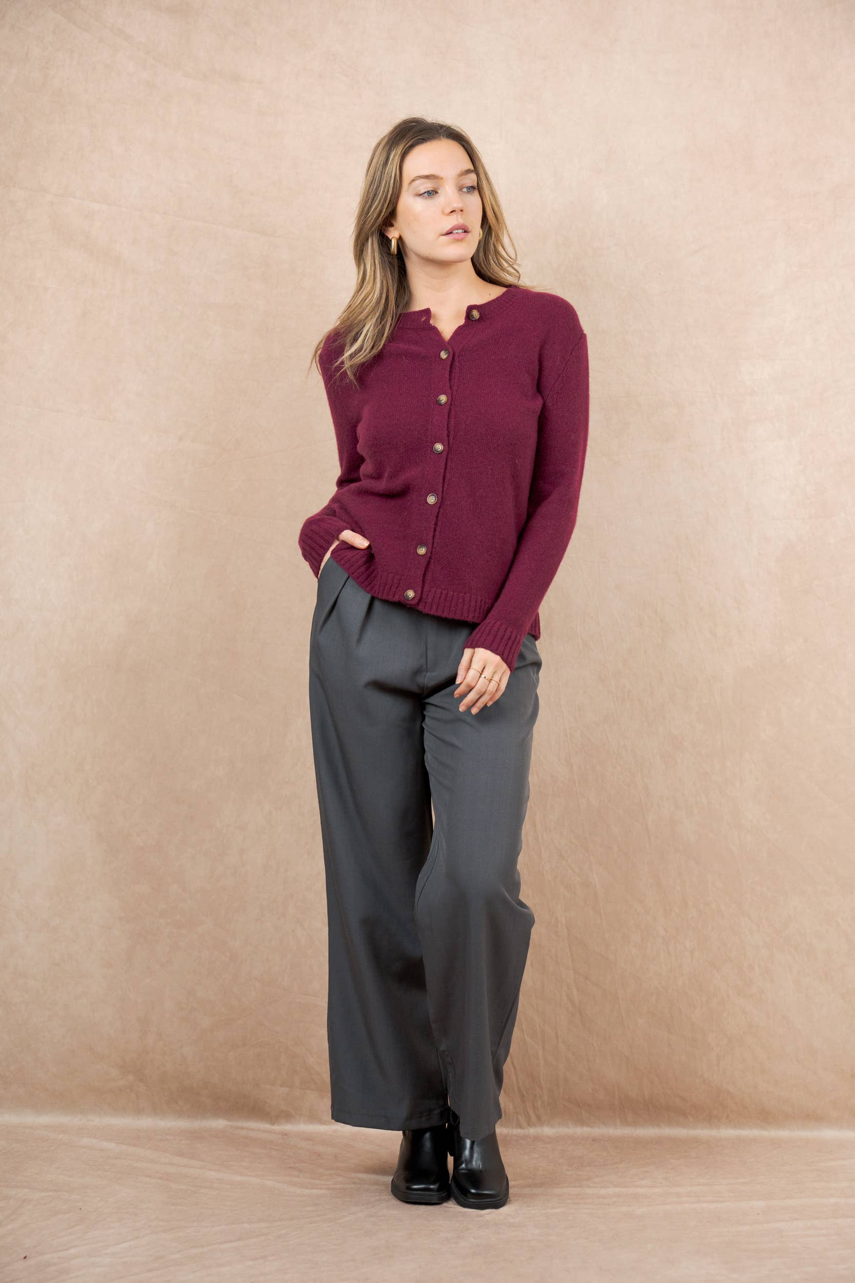 NAÏS PARIS - Wholesale Cardigan - Women's - Crew neck cardigan 100% extra fine merino wool10