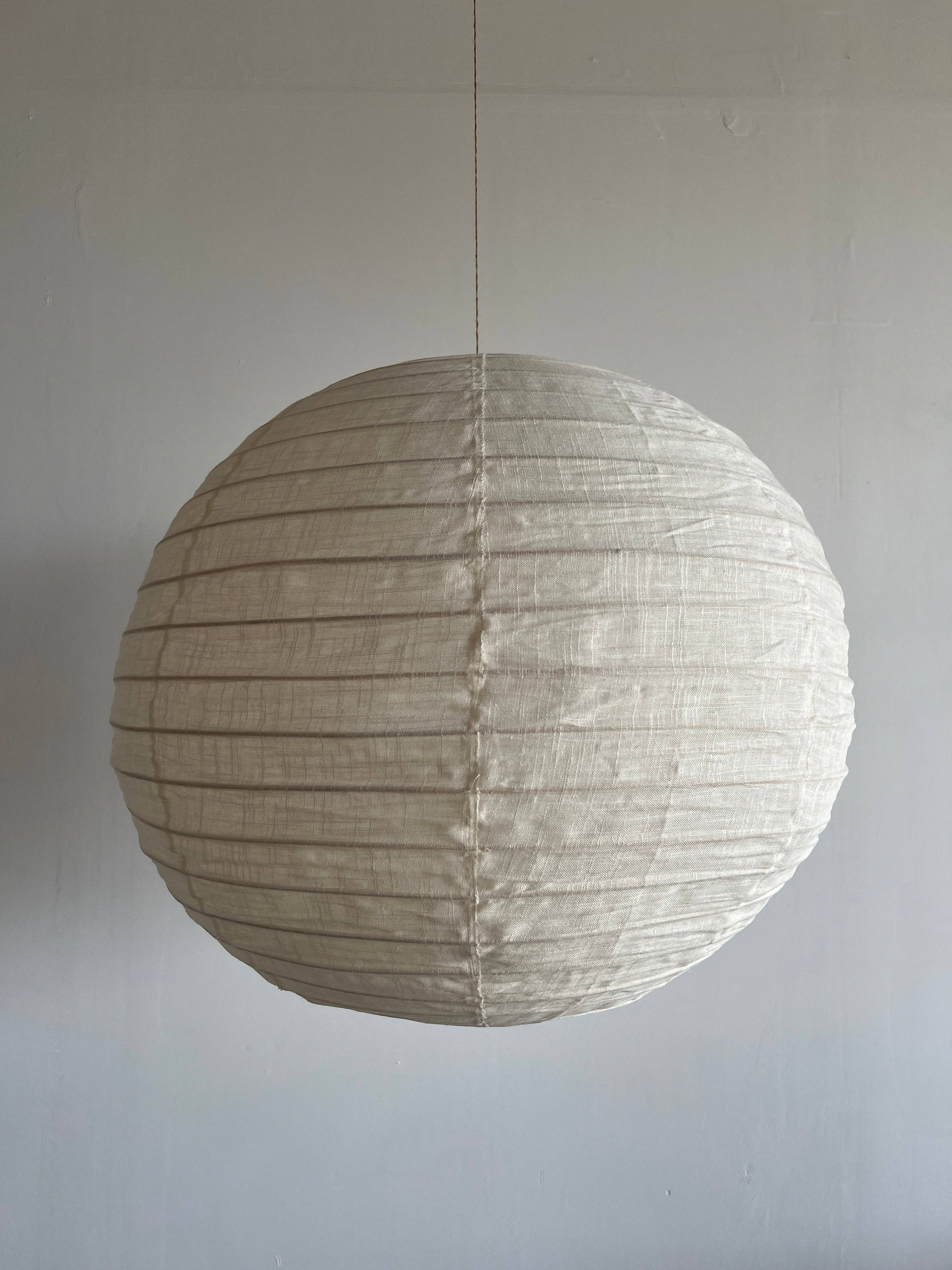 Office Objets - Wholesale Chandelier/Hanging Light - Medium round Japanese-style pendant light in rattan and natural linen D:4041