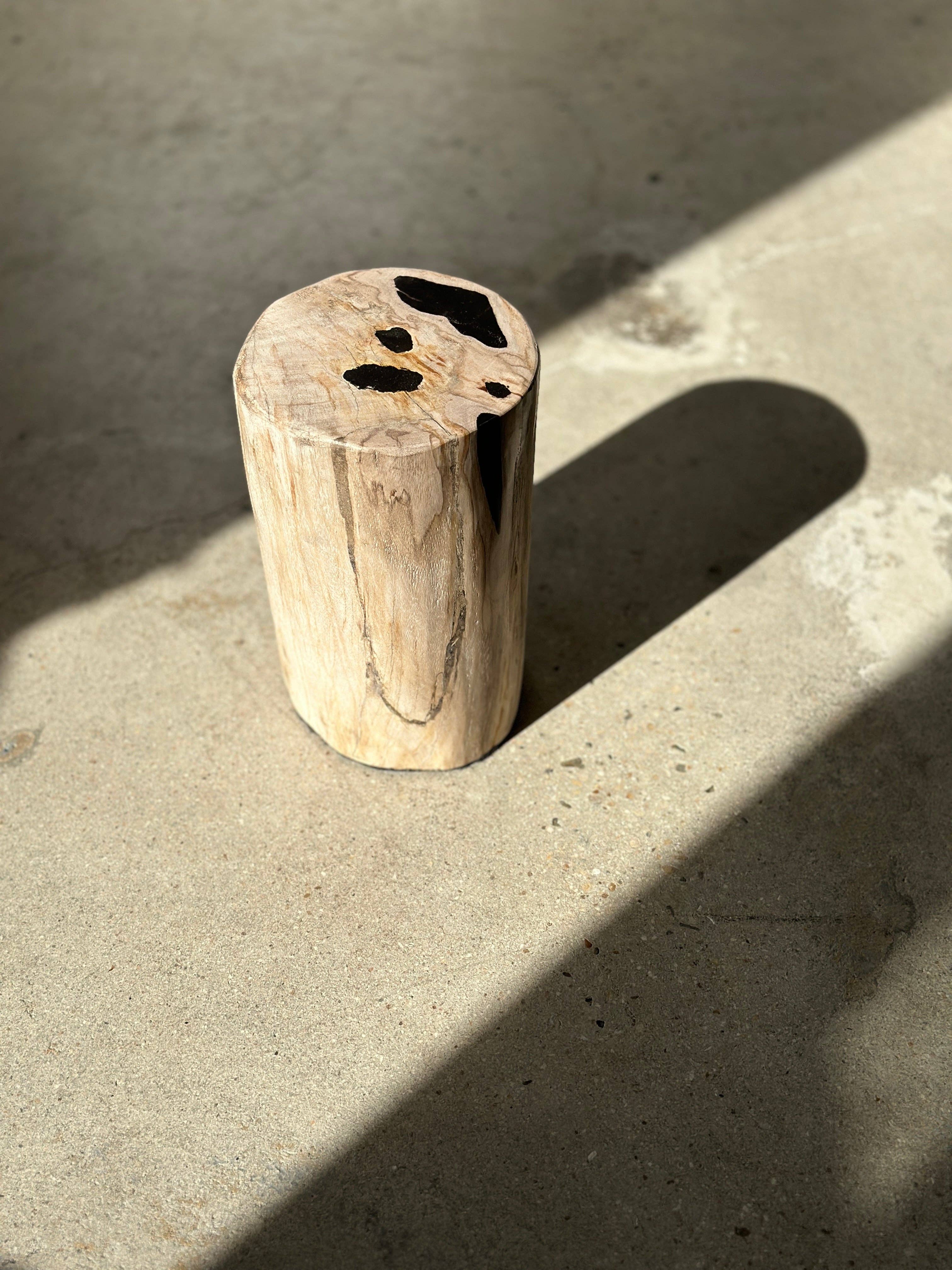 Office Objets - Wholesale Side Table - White petrified wood side table with black spots H:27.5 D:1845