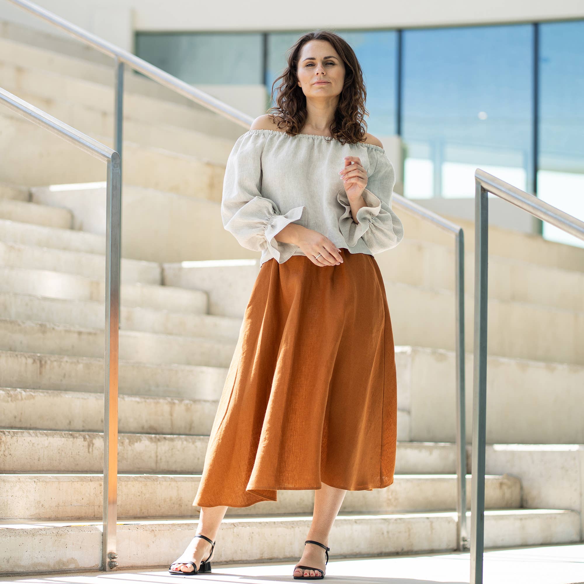 menique - Venta al por mayor Blusa - Mujer - Top de lino con hombros descubiertos y volantes Jessica - Blusa de lino1