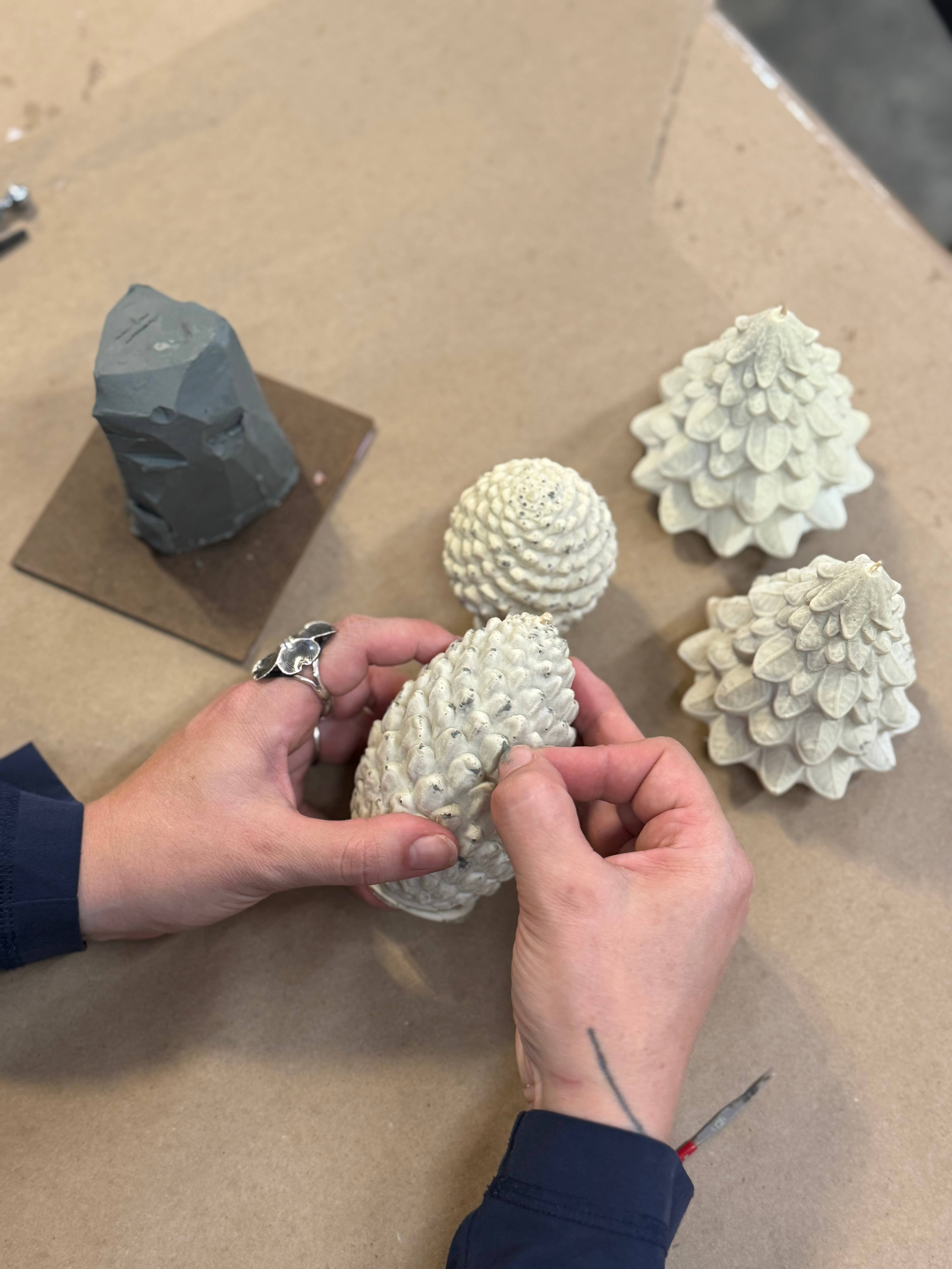 Mo&Co Home – Großhandel Geschenkkerze – Mo&Co Home Exklusiv: Geformte Bienenwachskiefernzapfen | 2 Größen2