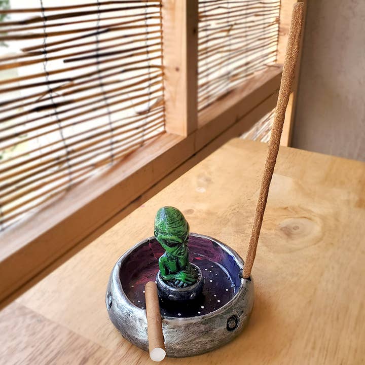 Pichincha - Wholesale Ashtray - Green Alien Flying Saucer Figurine Round Ash Tray7