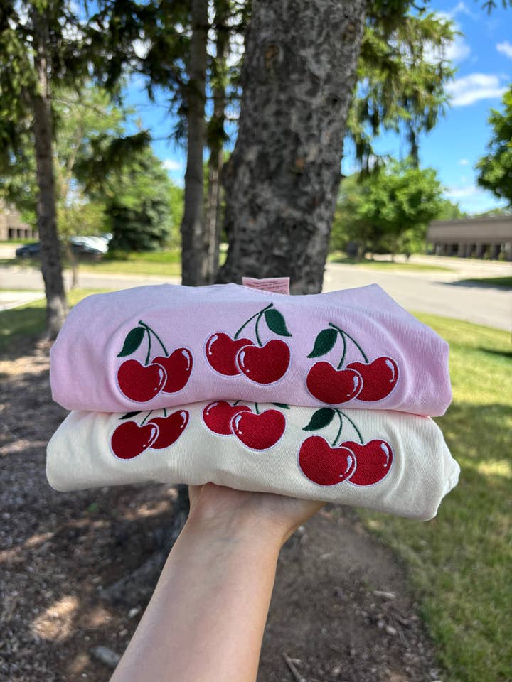 T-shirt con ricamo Cherry per la vendita all'ingrosso da parte di Molly Louise Shop