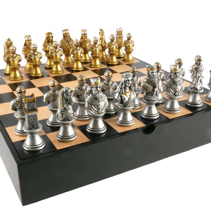 Schack Set - Camelot Guld & Silver schackmän på lönnbröst för wholesale av WorldWise Imports