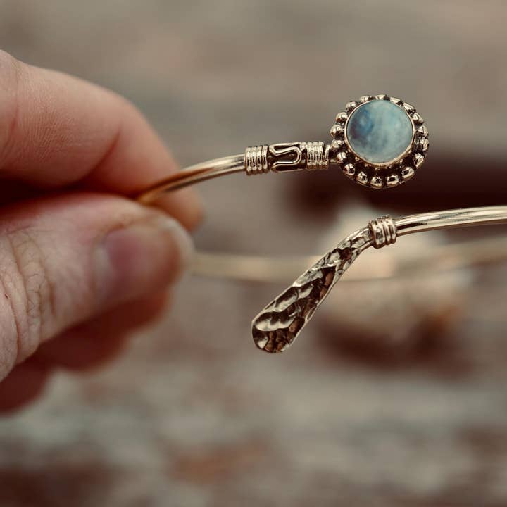 Messing bangle-armband met maansteen – boho cuff met witte edelsteen – verstelbaar statement-sieraad, cadeau voor haar voor wholesale door Kaali Boutique
