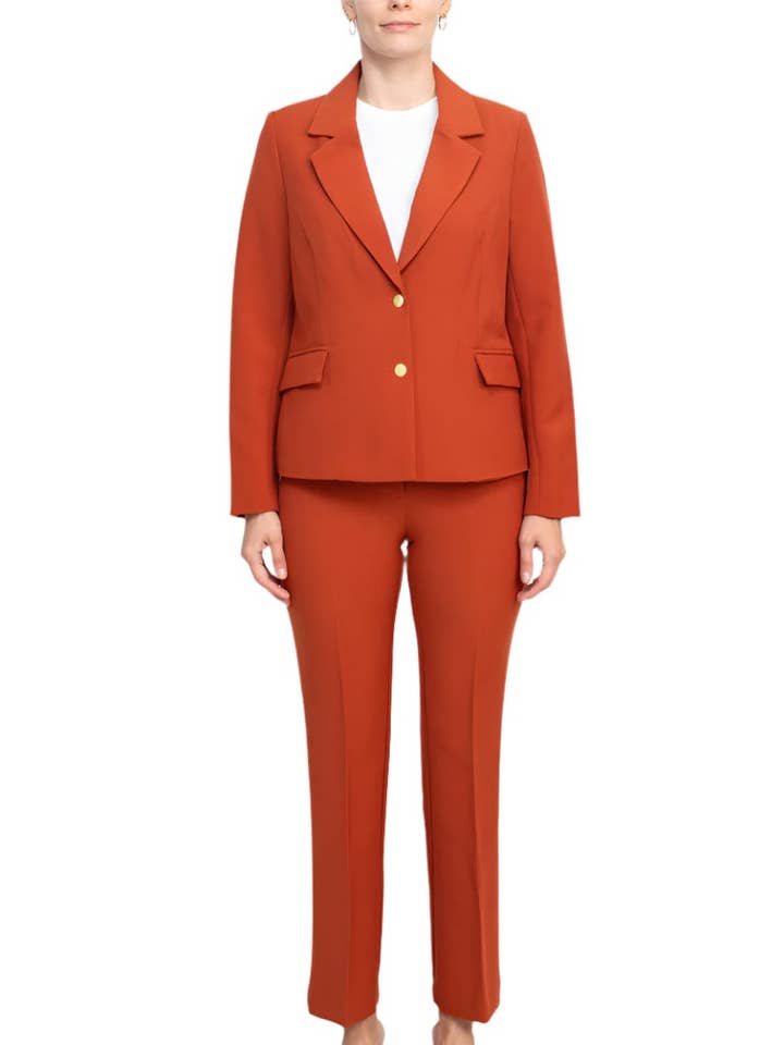 Nanette Nanette Lepore jacka med skårad krage, långa ärmar, tvåknappsstängning i twill med bi-stretch raka byxor. för wholesale av Immediate Apparel