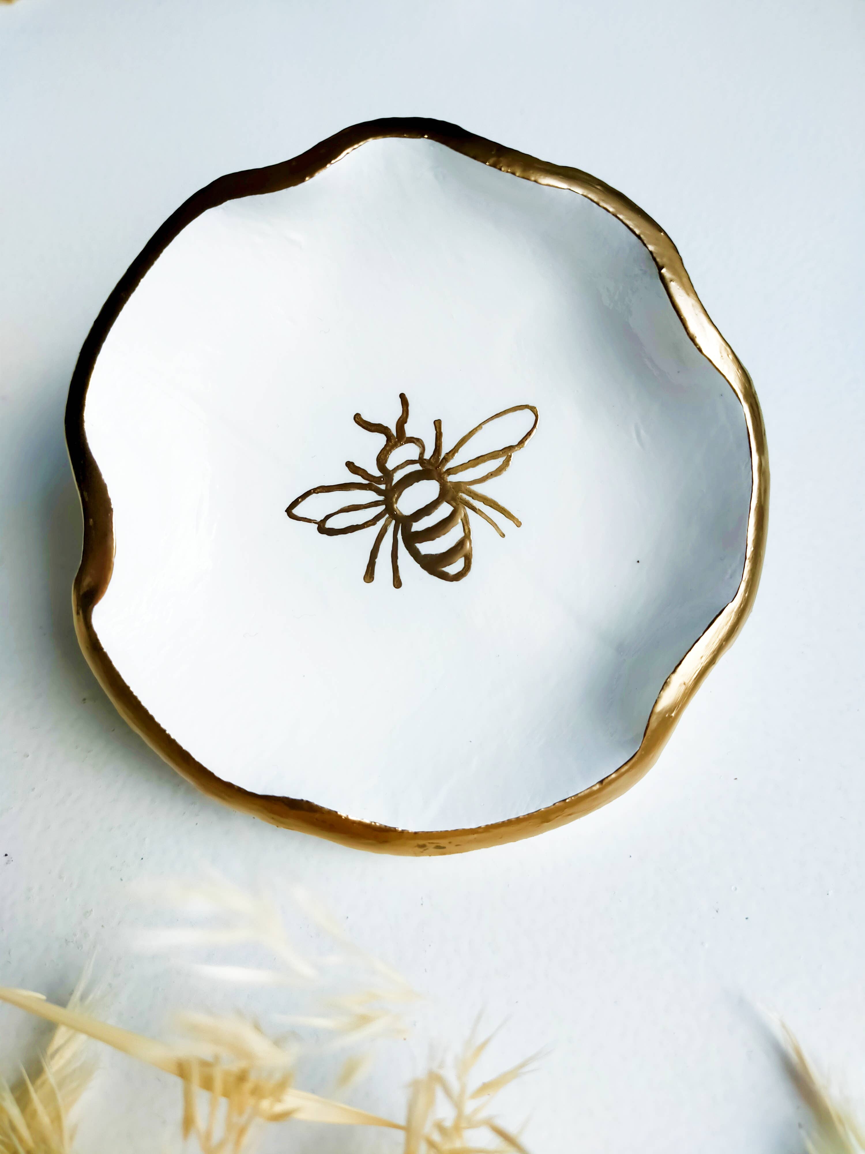 LUTUM Creations – wholesale Smyckesfat – Bee smycken maträtt bee smycken maträtt bee geting guld1