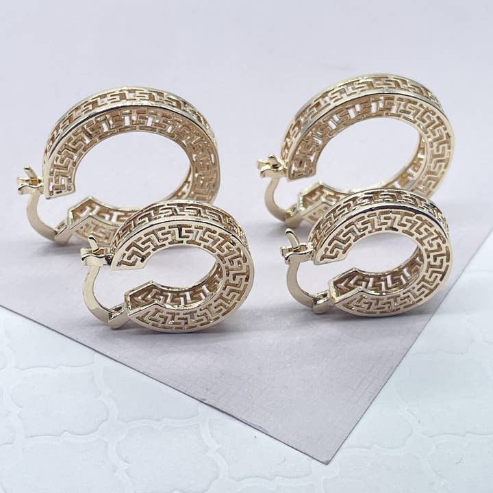 Boucles d'oreilles créoles en GF 18k : Motif géométrique romain pour la vente par Milie