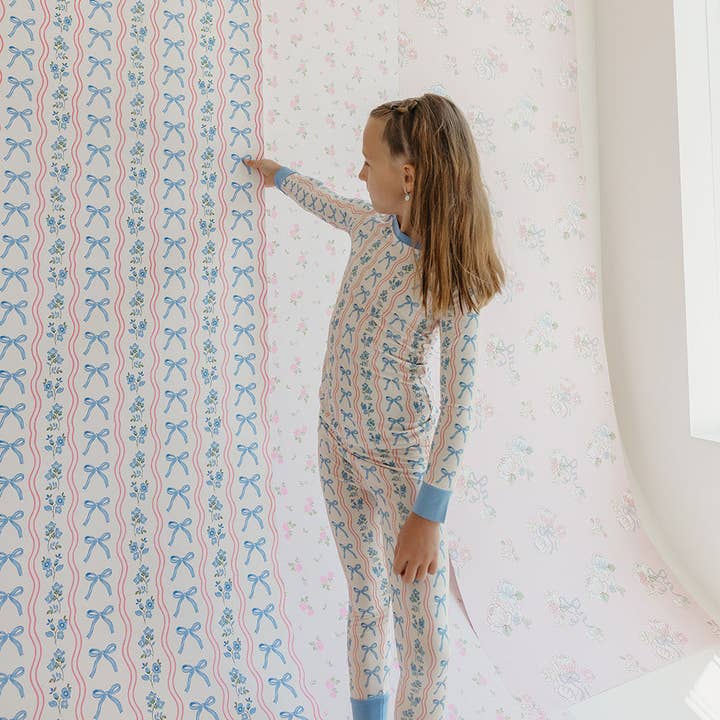 Carta da parati Amelia Bow di In My Jammers per la vendita all'ingrosso da parte di Loomwell Home Goods