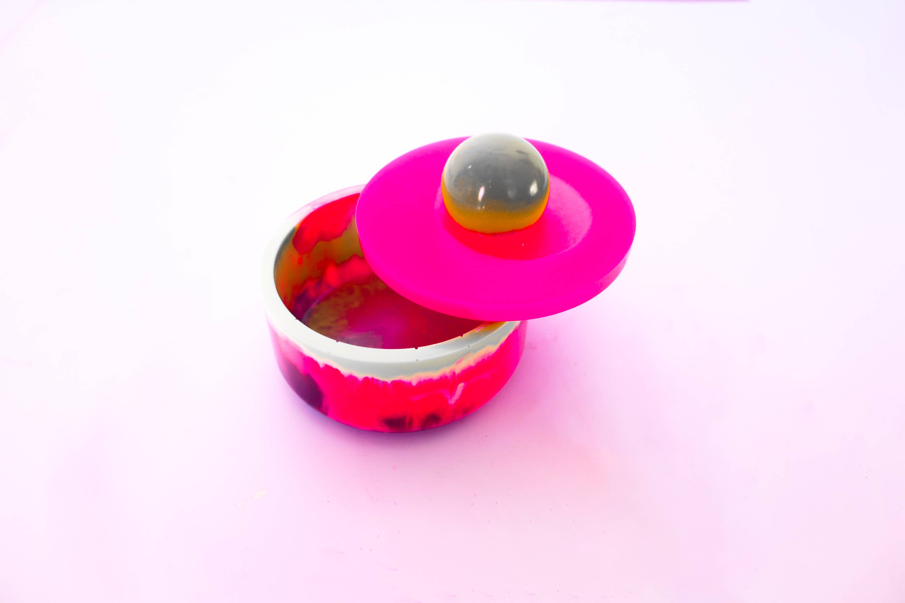 Resin at the Disco - Venta al por mayor Bandejas/platos/boles decorativos - Recipiente Rosie con tapa5