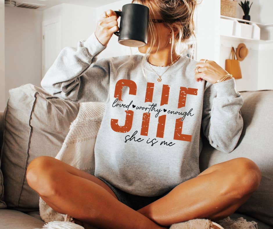 Southern Backroad Tees LLC – Camisola gráfica - Mulher por atacado – Ela é Me Sweatshirt