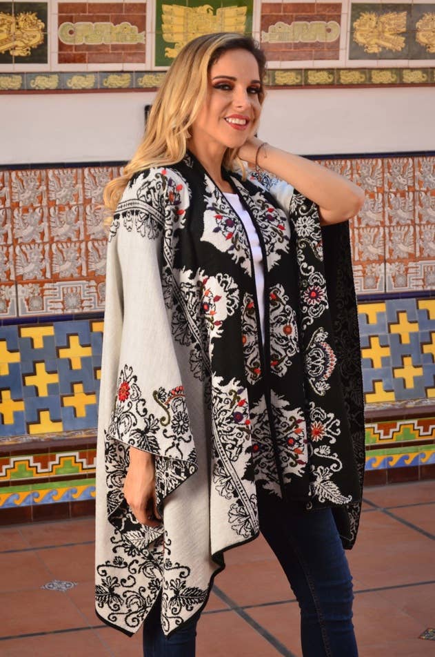 PERUVIAN PERFECTION – wholesale Cape - Dam – RN-428 Elegant Vändbar Alpacka Cape1